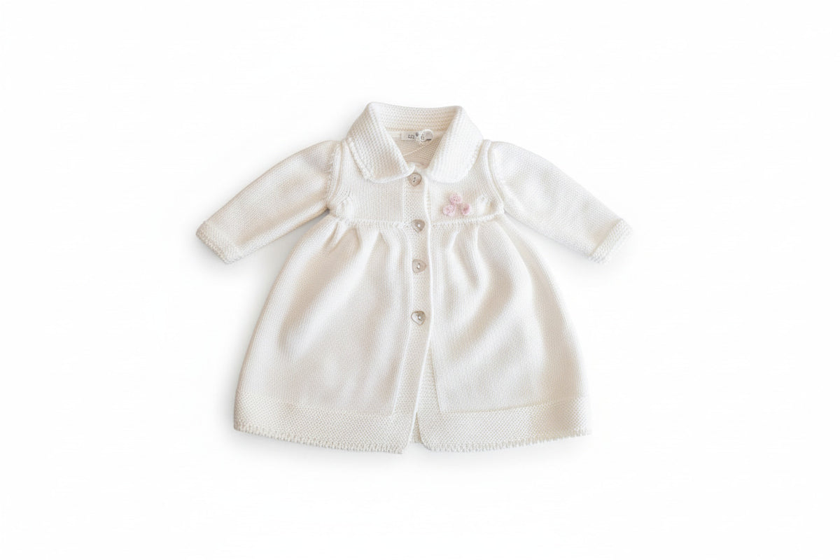 Cappottino neonata in maglia color perla con colletto e roselline – Baby Lord