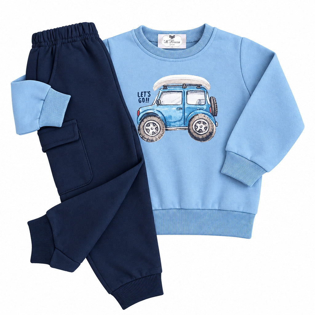 Jungen-Set: hellblaues Sweatshirt mit Jeep und blaue Hose mit Cargotasche – Il Fiocco Baby
