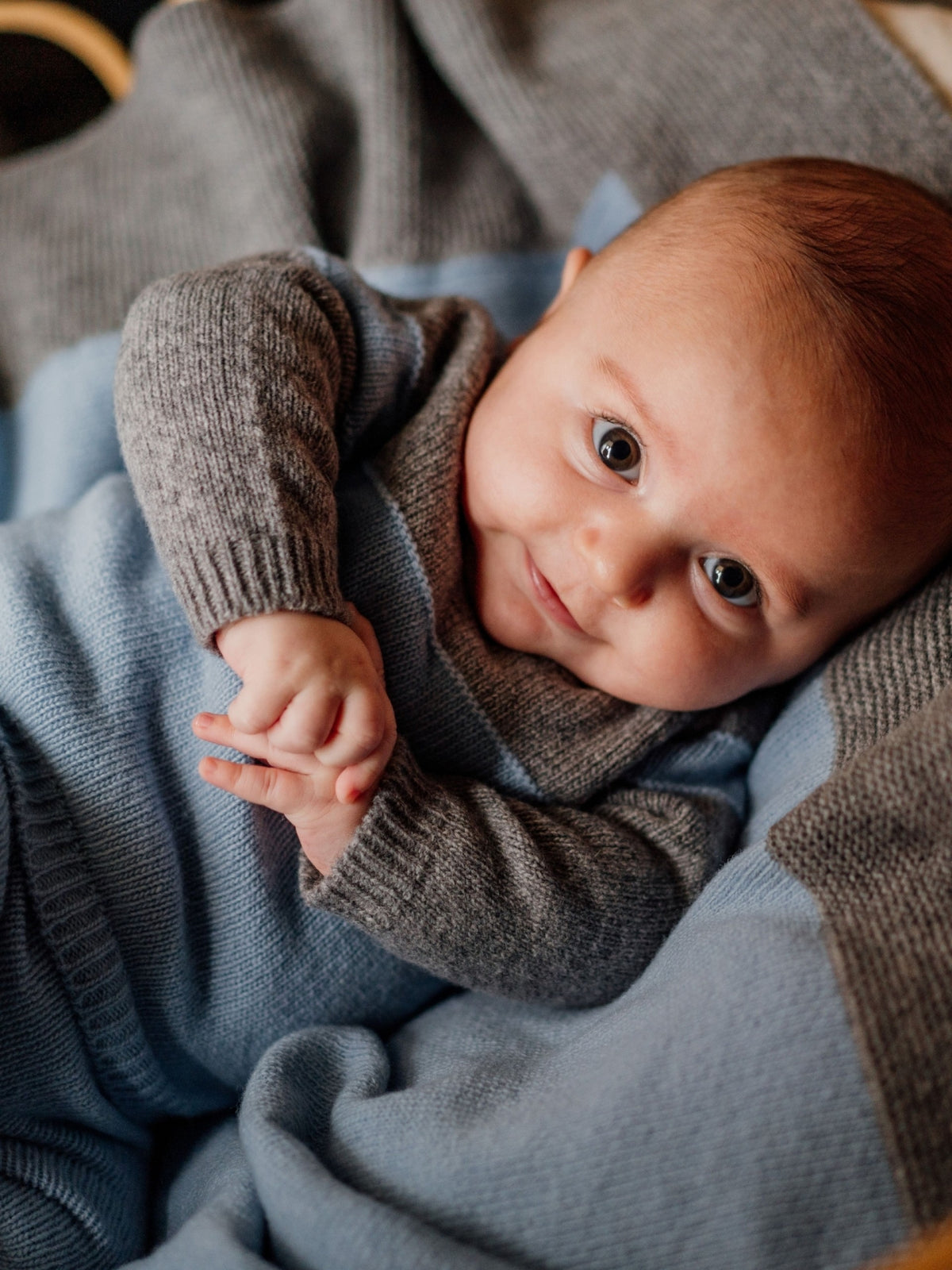 Pull bébé en laine mérinos bleu clair et gris avec boutons sur l'épaule – Wedoble – photo 4