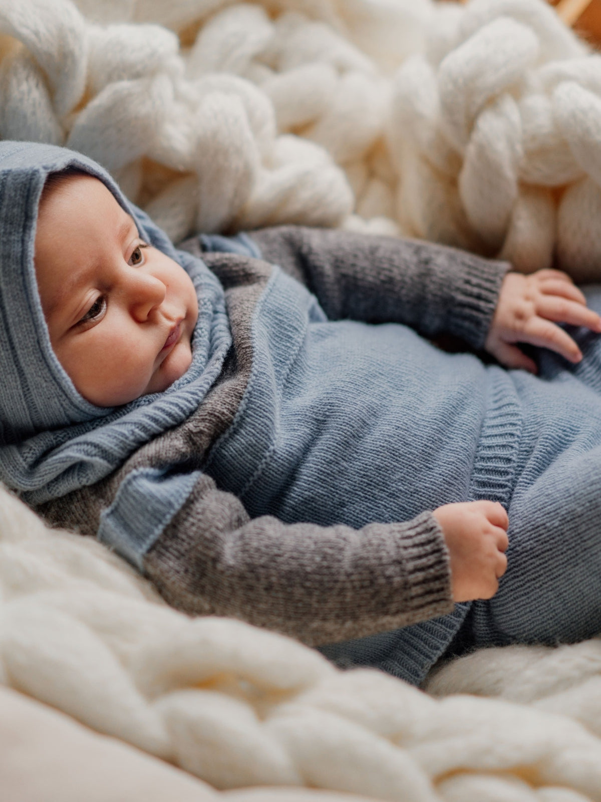 Pull bébé en laine mérinos bleu clair et gris avec boutons sur l'épaule – Wedoble – photo 3