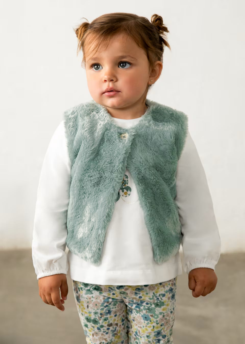 Completo bambina con gilet in pelo verde e leggings a fiori – Mayoral – foto 6