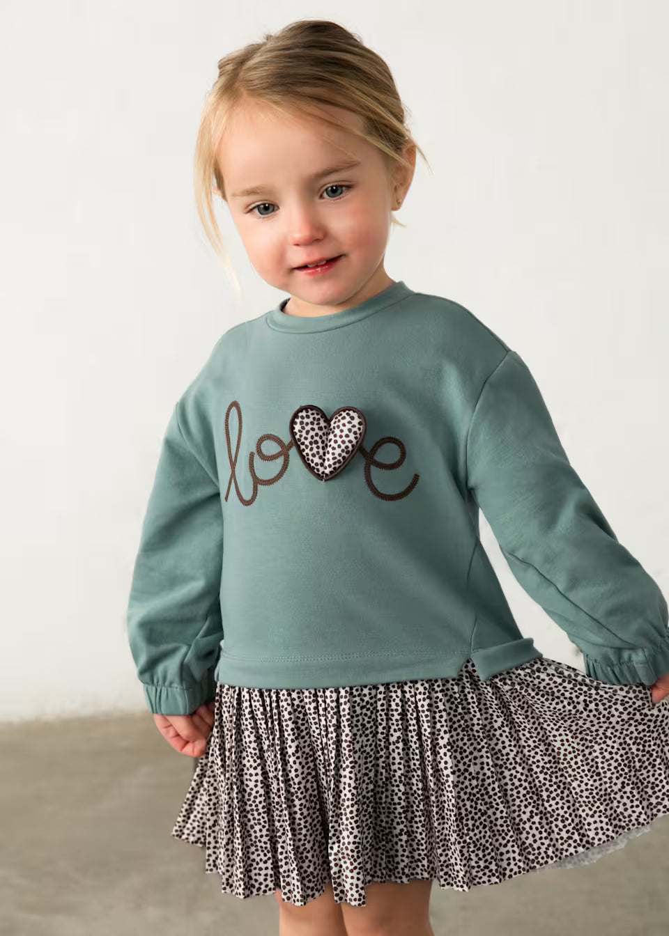 Vestito felpa bambina verde acqua con scritta love e gonna plissé maculata – Mayoral