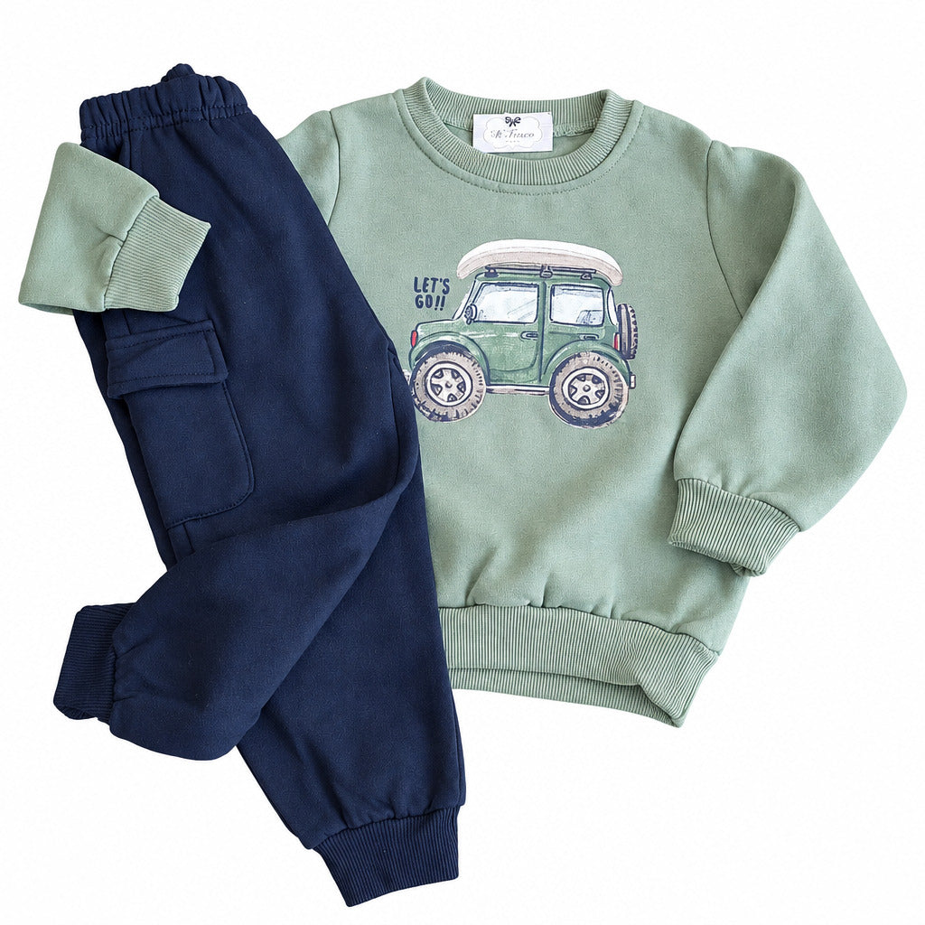 Jungen-Set: hellblaues Sweatshirt mit Jeep und blaue Hose mit Cargotasche – Il Fiocco Baby – Foto 3