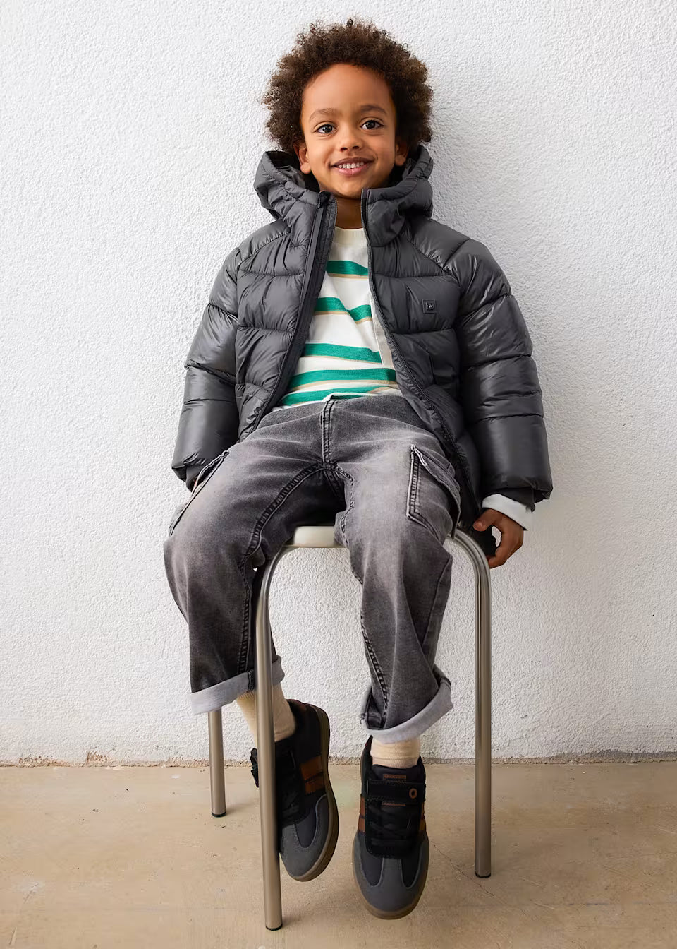 Wattierte Kinderjacke in Schiefer mit Kapuze und Reißverschluss – Mayoral – Foto 3