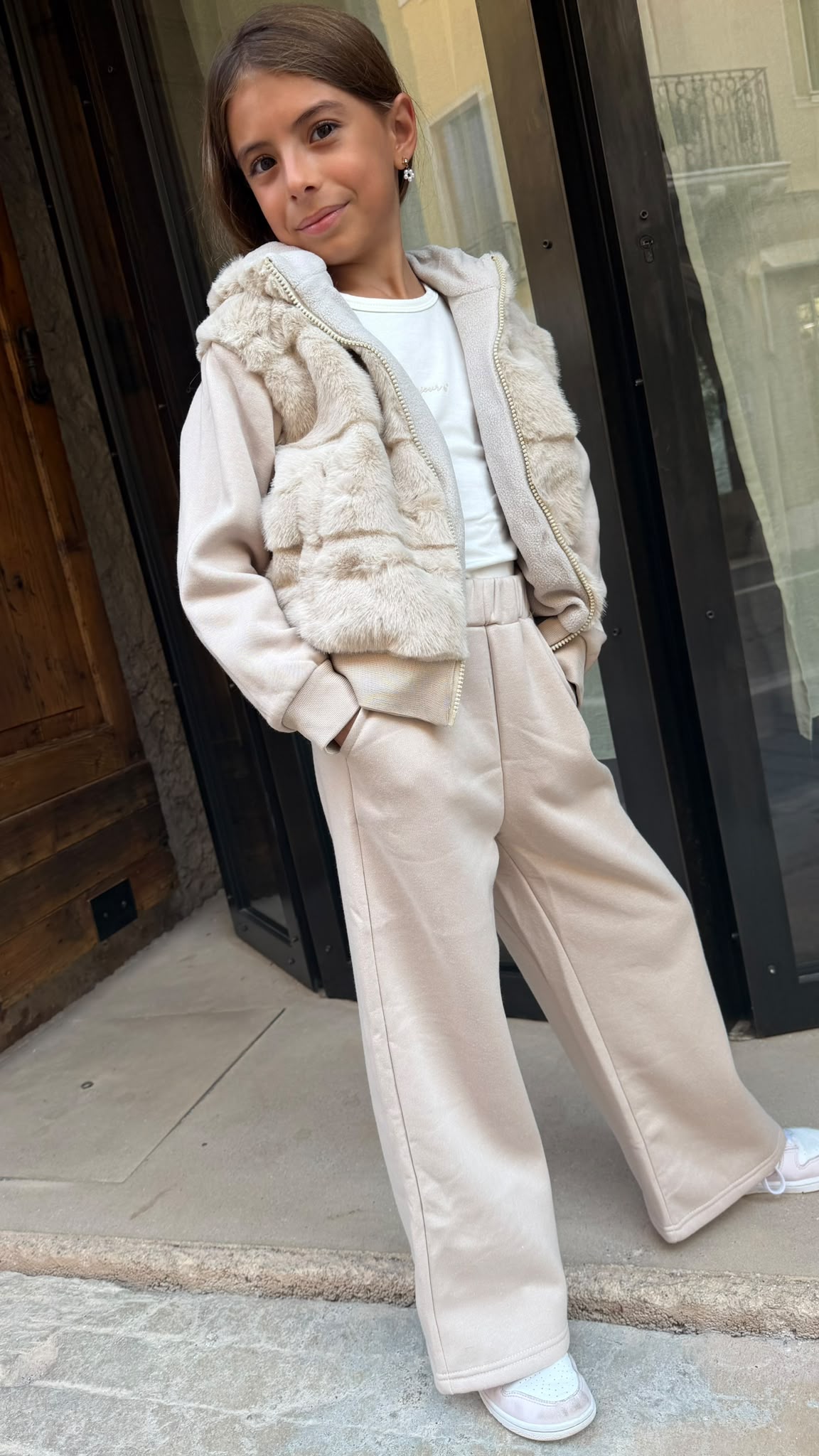 Conjunto de niña con sudadera con cremallera, detalles de pelo y pantalón ancho – Il Fiocco Baby
