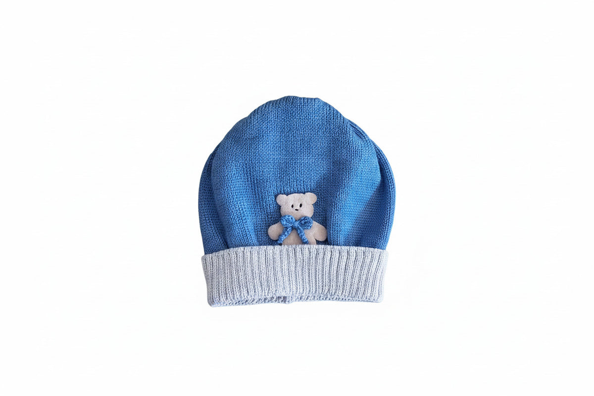 Cappellino neonato in maglia blu con orsetto e risvolto chiaro – Baby Lord