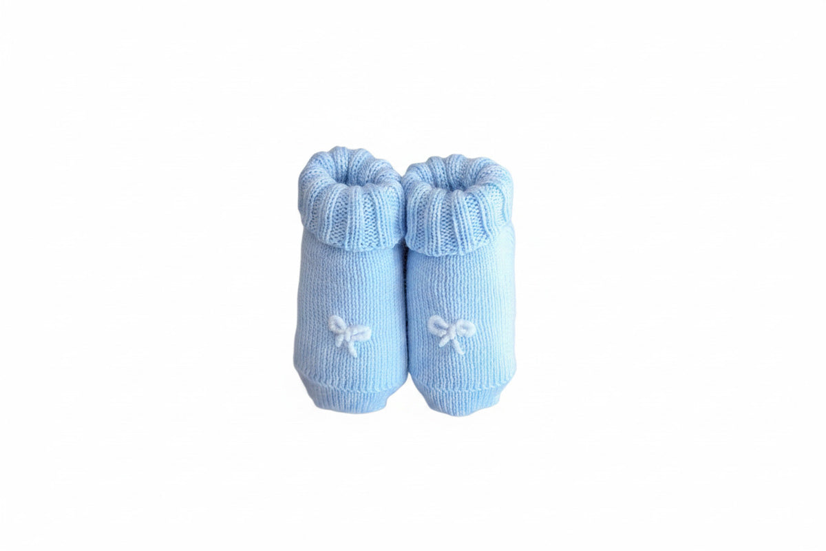 Babyschuhe aus hellblauem Strick mit gesticktem Schleifchen – Baby Lord