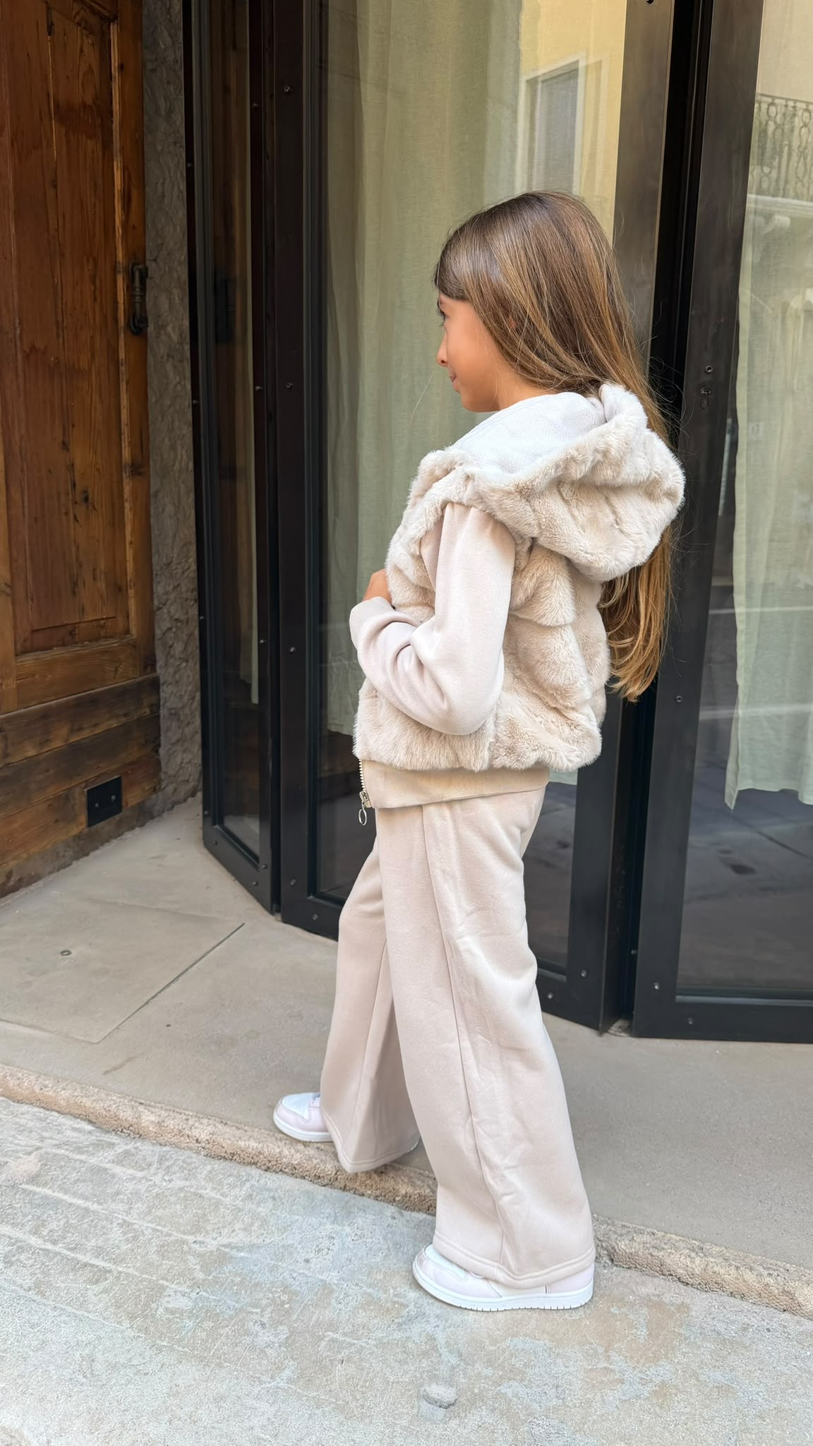 Conjunto de niña con sudadera con cremallera, detalles de pelo y pantalón ancho – Il Fiocco Baby – foto 2