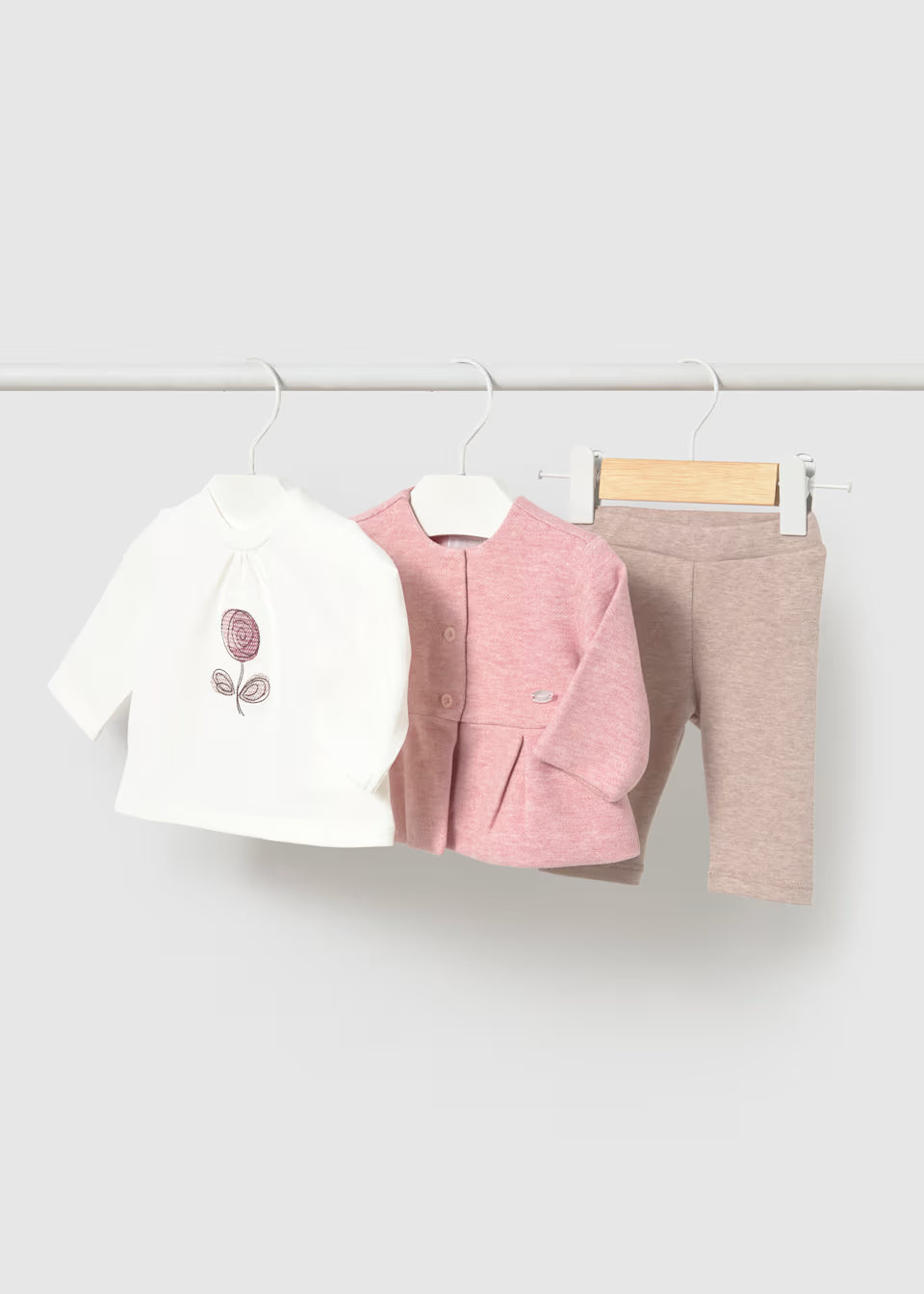 Dreiteiliges Baby-Set für Mädchen mit rosa Jäckchen, besticktem T-Shirt und Leggings – Mayoral