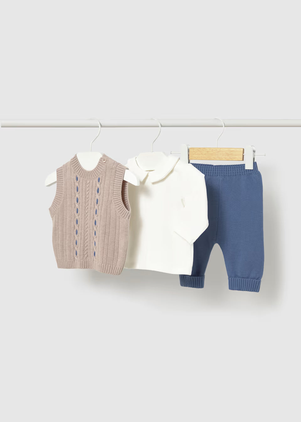 Completo neonato 3 pezzi: gilet a trecce, polo bianca e pantalone blu – Mayoral