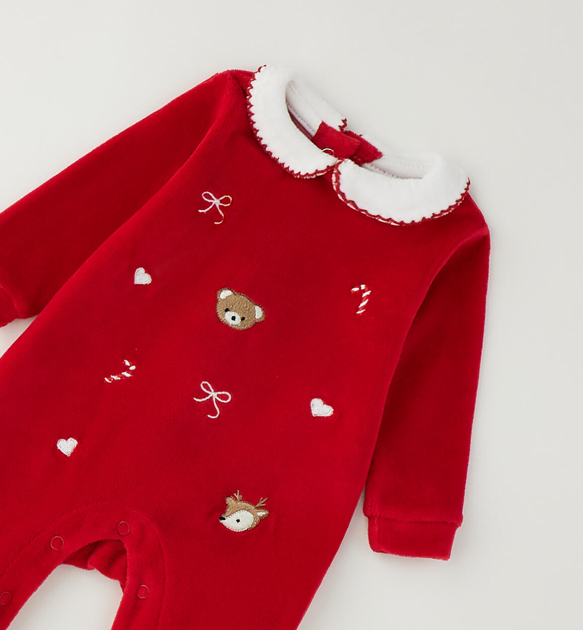 Roter Baby-Strampler für Mädchen mit Füßchen, weißem Kragen und Weihnachtsstickerei – Minibanda – Foto 3